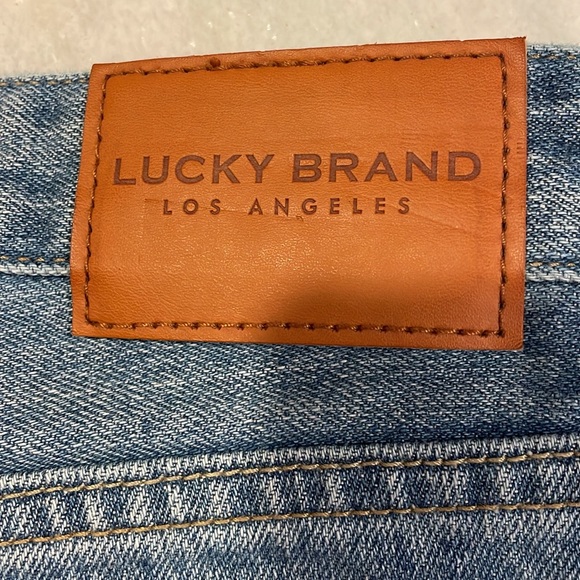 Lucky Brand. Excellent preowned condition. blue jeans shorts size 6/28. - Picture 6 of 10